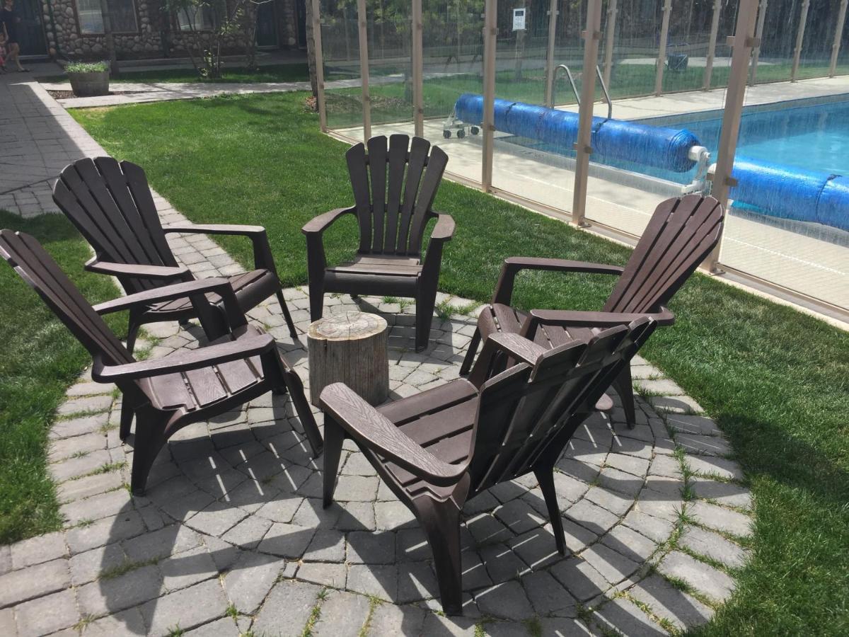 Renovated Chalet At Mystic Springs, Mountain Views, Pets Welcome! Canmore Exterior photo